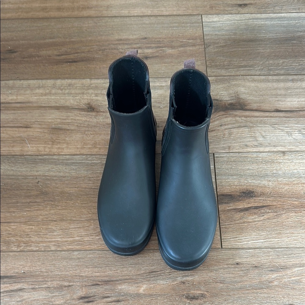 Hunter Refined Chelsea Rain Boots, Black & Burgundy, Size 9 US fits size 8.5